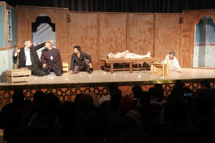 Büyükşehir Belediyesi Şehir Tiyatrosu sezonun ilk oyununu sergiledi G1