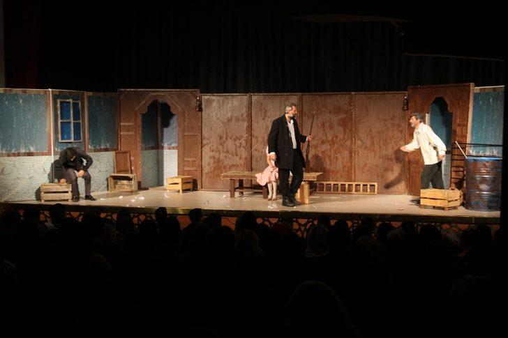 Büyükşehir Belediyesi Şehir Tiyatrosu sezonun ilk oyununu sergiledi G3