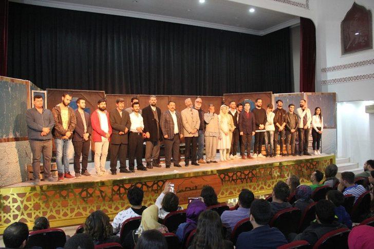 Büyükşehir Belediyesi Şehir Tiyatrosu sezonun ilk oyununu sergiledi G4