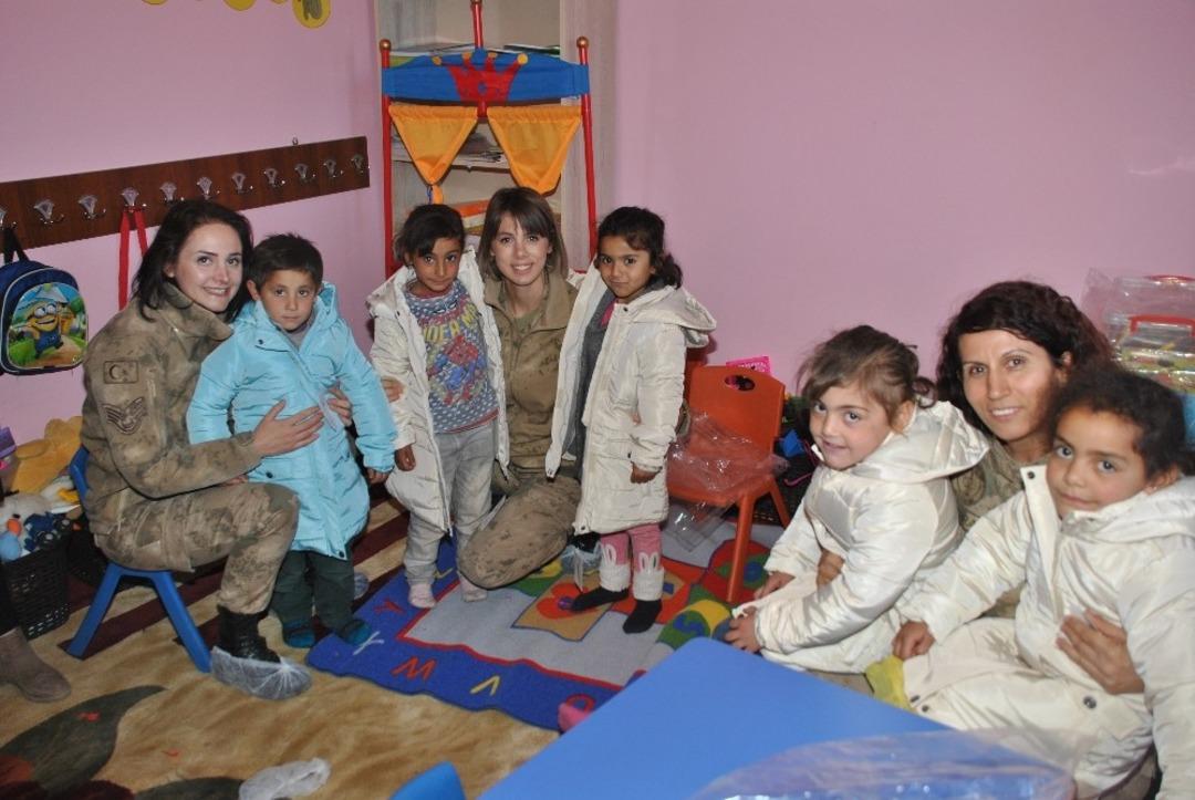 Jandarmadan &ouml;ğrencilere mont ve kırtasiye malzemesi