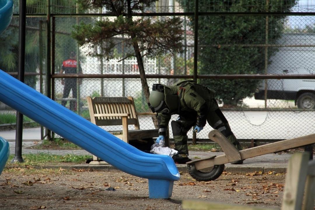 &Ccedil;ocuk parkındaki ş&uuml;pheli valiz patlatıldı