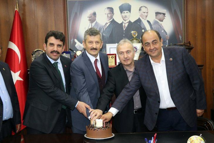 Başkan Demirtaş’tan İl Başkanı Tosun’a doğum günü sürprizi G1