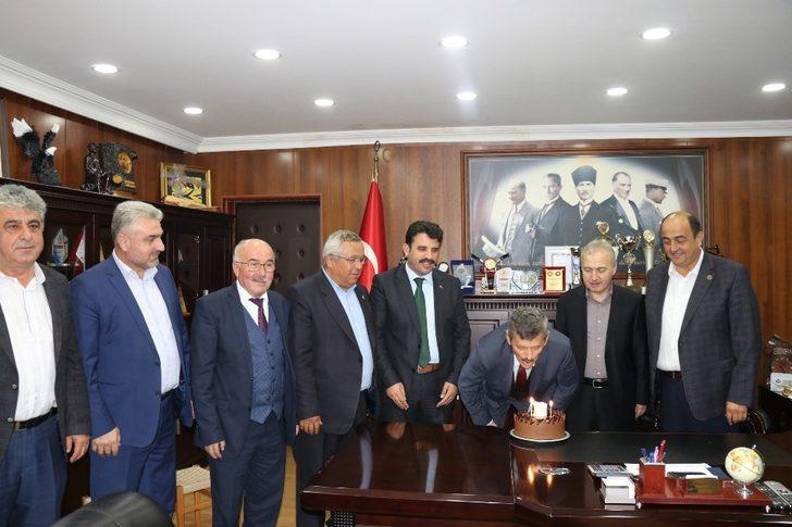 Başkan Demirtaş’tan İl Başkanı Tosun’a doğum günü sürprizi G4