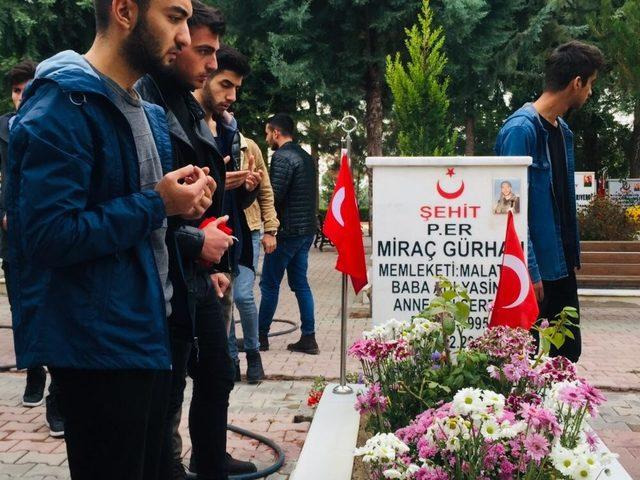 Üniversiteli ülkücülerden şehitlik ziyareti