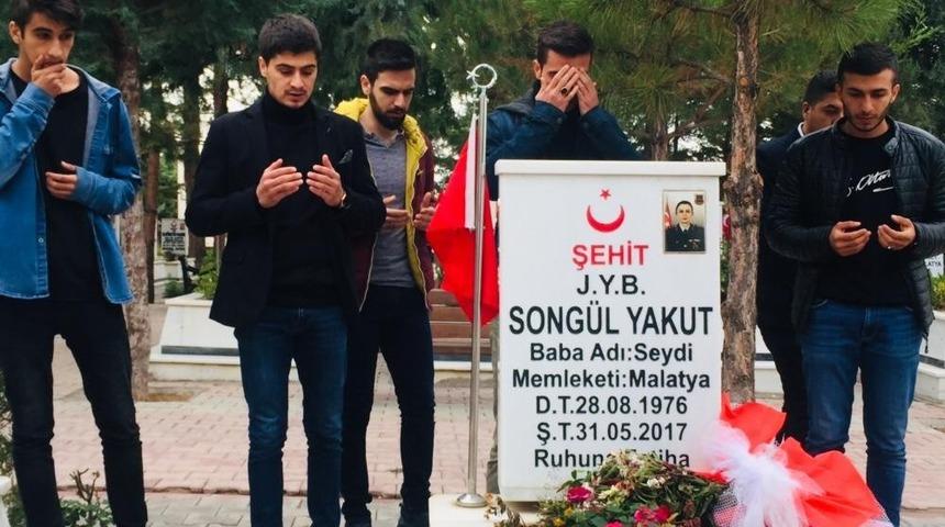 &Uuml;niversiteli &uuml;lk&uuml;c&uuml;lerden şehitlik ziyareti