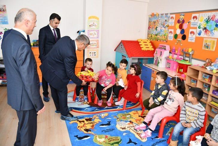 Vali Gürel okulları ziyaret ederek öğrencilerle bir araya geldi G2