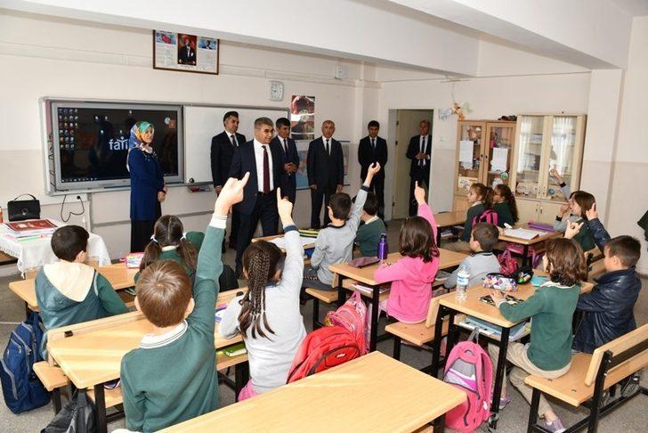 Vali Gürel okulları ziyaret ederek öğrencilerle bir araya geldi G4