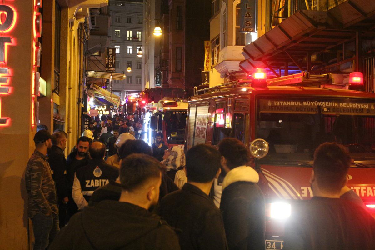 Taksim'de bir otelde &ccedil;ıkan yangın paniğe neden oldu