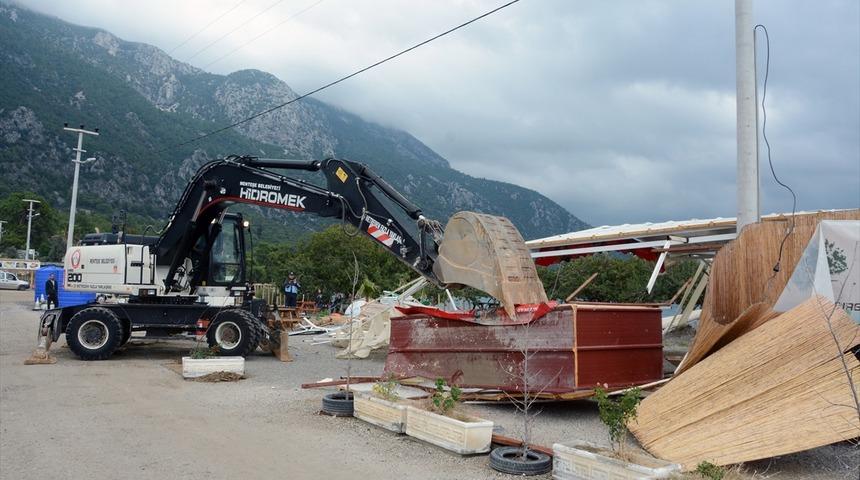 Muğla Akbük Koyu'nda kaçak yapılar yıkılıyor