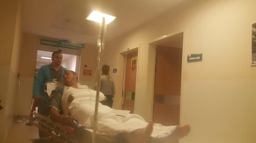 Kavgayı ayırmaya çalışırken, bıçaklandı