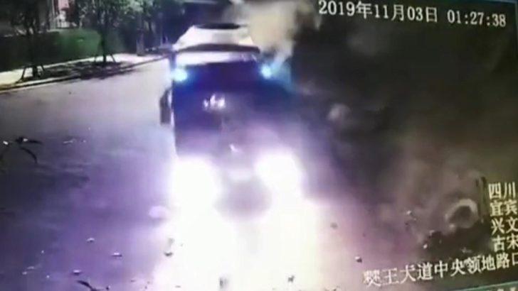 Çin'de dağ yolunda heyelan! TIR sürücüsü son anda kurtuldu G1