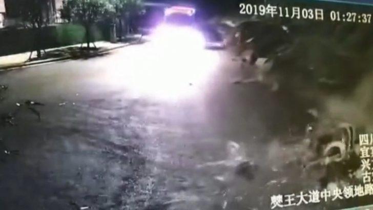 Çin'de dağ yolunda heyelan! TIR sürücüsü son anda kurtuldu G2