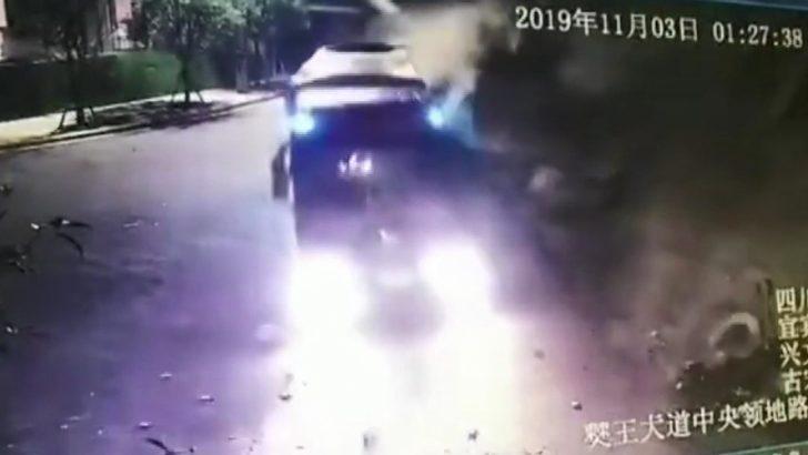 Çin'de dağ yolunda heyelan! TIR sürücüsü son anda kurtuldu G3