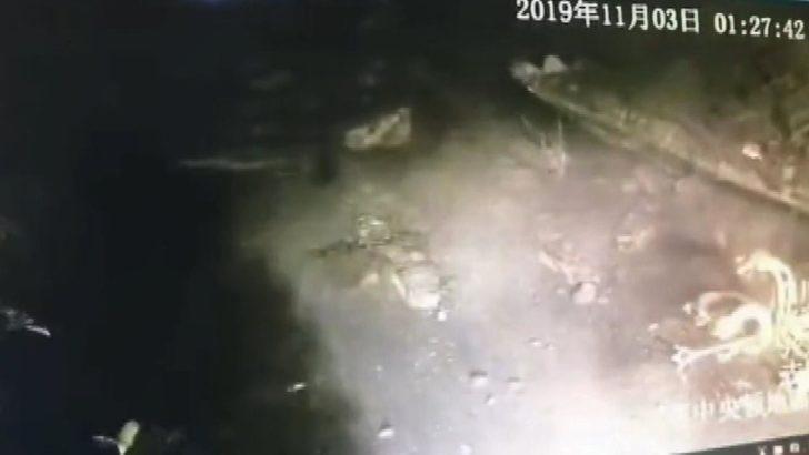 Çin'de dağ yolunda heyelan! TIR sürücüsü son anda kurtuldu G4