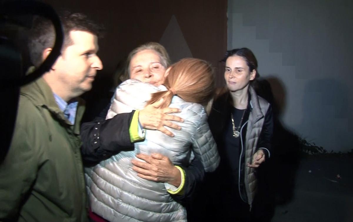 Hakkında tahliye kararı verilen Nazlı Ilıcak cezaevinden &ccedil;ıktı! 'Kalanları Allah kurtarsın'