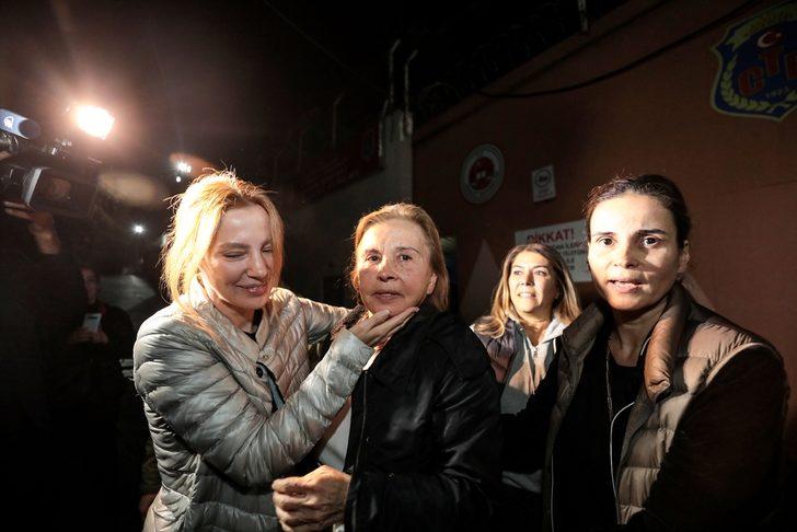 Hakkında tahliye kararı verilen Nazlı Ilıcak cezaevinden çıktı! 'Kalanları Allah kurtarsın' G5