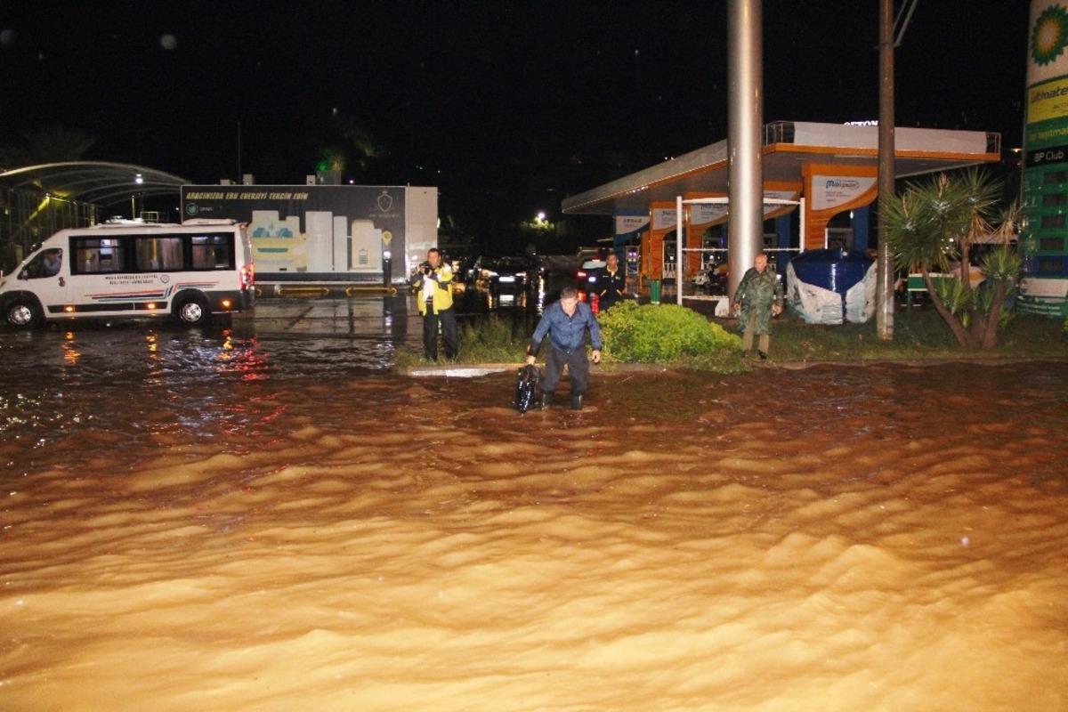 Turizm cenneti Bodrum'u sağanak vurdu! Caddeler g&ouml;le d&ouml;nd&uuml;!