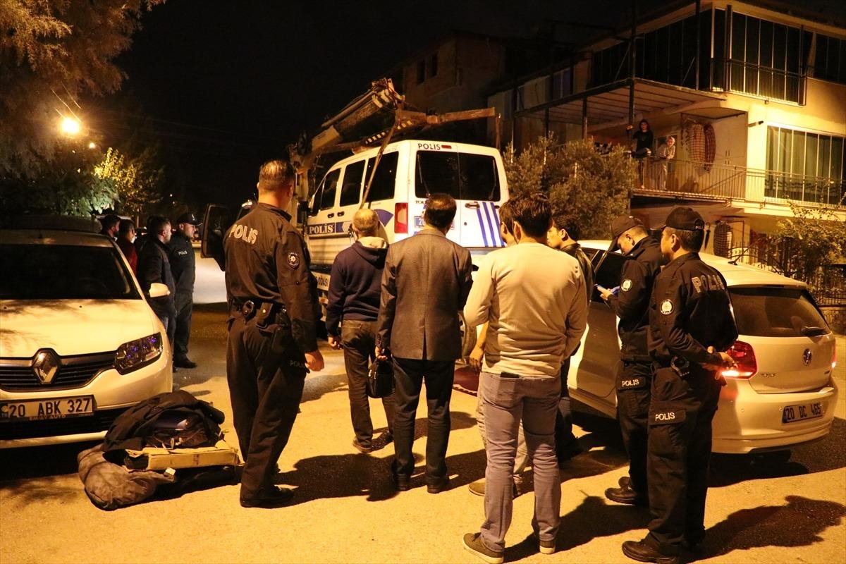 Denizli'de ş&uuml;phelinin aracıyla &ccedil;arptığı ekip otosundaki 2 polis yaralandı