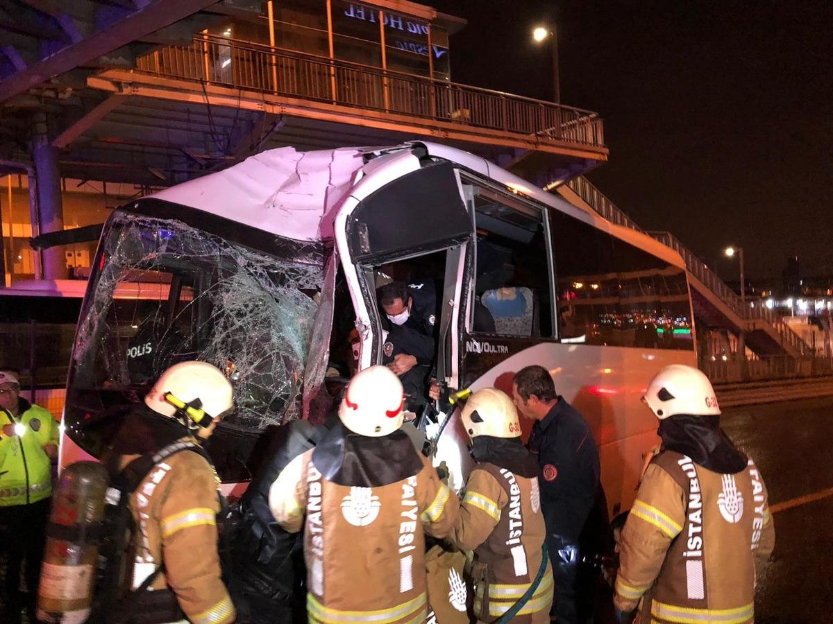 İstanbul'da gece yarısı feci kaza! &Ccedil;evik kuvvet ekibini taşıyan ara&ccedil; kaza yaptı
