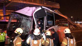 İstanbul'da gece yarısı feci kaza! Çevik kuvvet ekibini taşıyan araç kaza yaptı