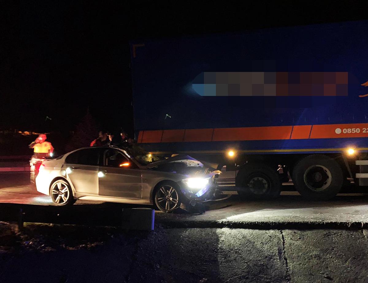 Uşak'ta korkun&ccedil; kaza! Otomobil hurdaya d&ouml;nd&uuml;!