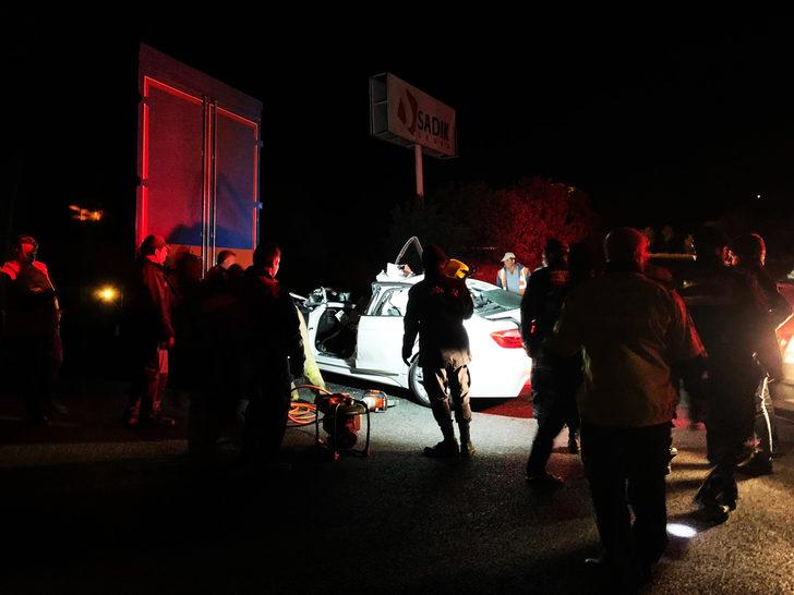 Uşak'ta korkunç kaza! Otomobil hurdaya döndü! G2