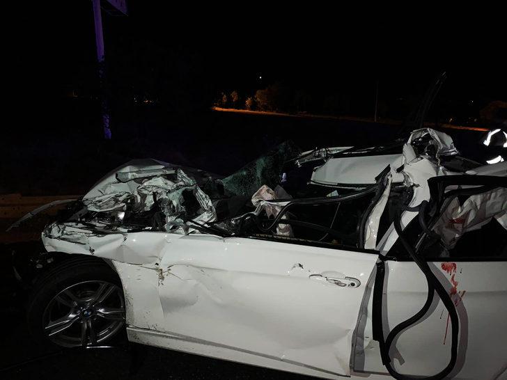 Uşak'ta korkunç kaza! Otomobil hurdaya döndü! G3