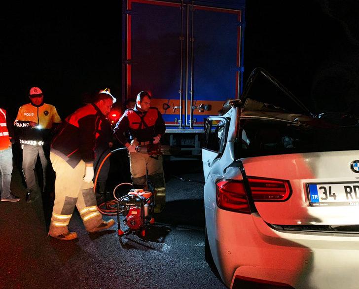 Uşak'ta korkunç kaza! Otomobil hurdaya döndü! G4