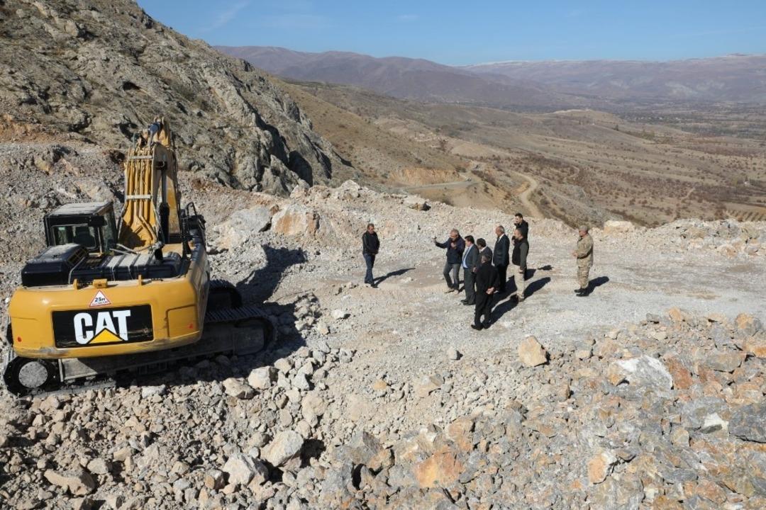 Vali Arslantaş taş ocağında incelemelerde bulundu