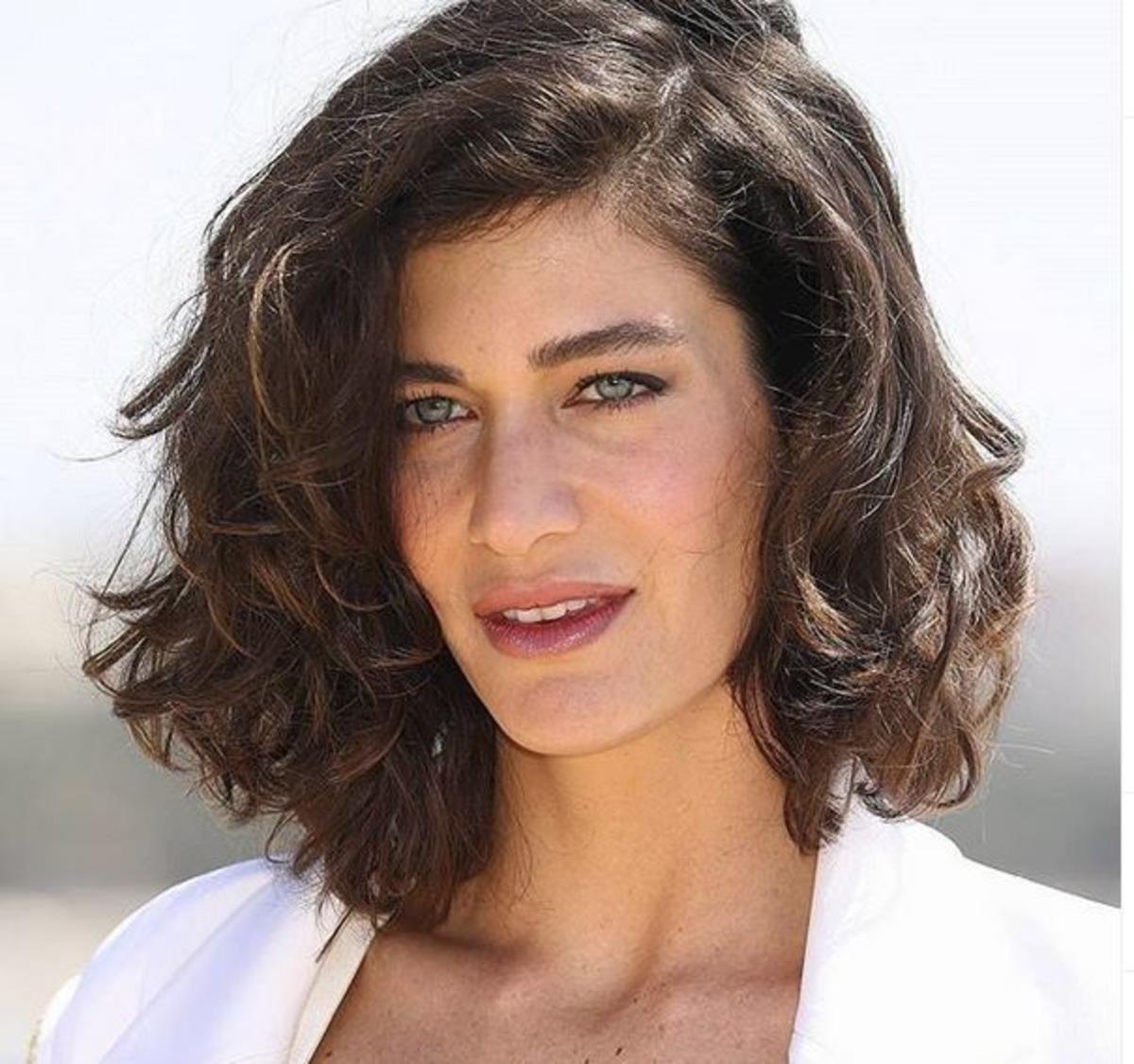 Berrak T&uuml;z&uuml;nata&ccedil;'tan doğum g&uuml;n&uuml;ne &ouml;zel &uuml;sts&uuml;z poz