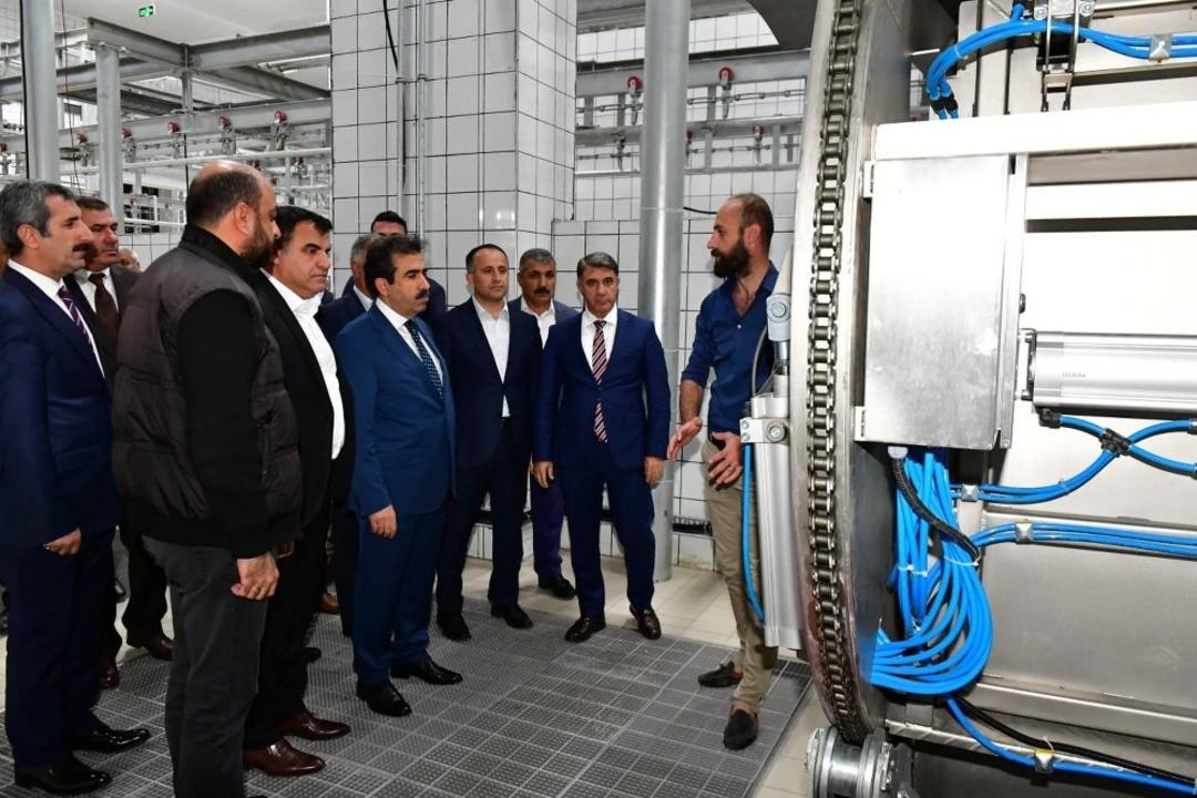 Vali G&uuml;zeloğlu Tarıma Dayalı İhtisas Besi OSB&rsquo;de işletme sahipleriyle bir araya geldi