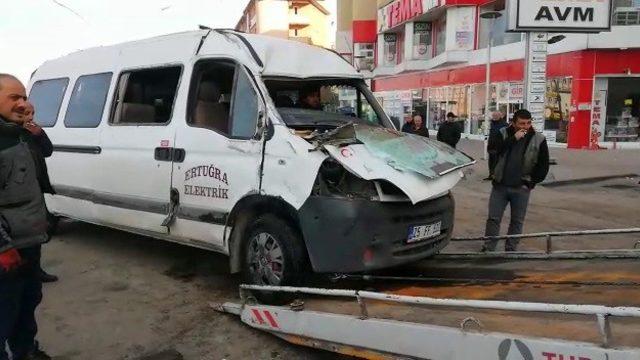 Erzurum servis minibüsü kaza yaptı: 5 yaralı