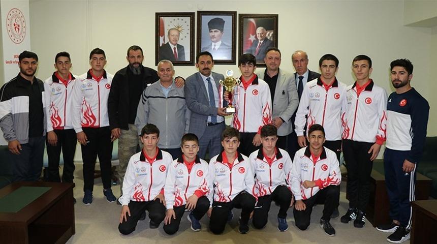 Minik g&uuml;reş&ccedil;iler katıldıkları terfi m&uuml;sabakalarında &uuml;st&uuml;n başarı g&ouml;sterdi