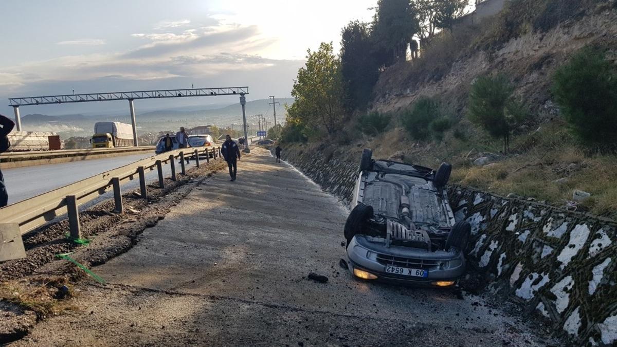 Yola d&ouml;k&uuml;len mazot y&uuml;z&uuml;nden 5 ara&ccedil; birbirine girdi!