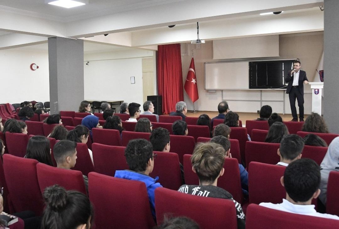 &Ouml;ğrenciler yazarlarla buluştu