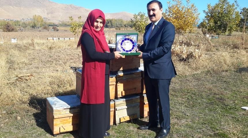 Başkan Süer’den Türkiye birincisi kadın çiftçiye plaket