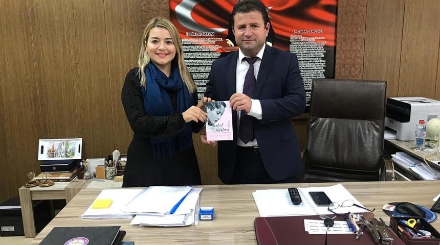 Mezun olduğu okula kitabını bağışladı