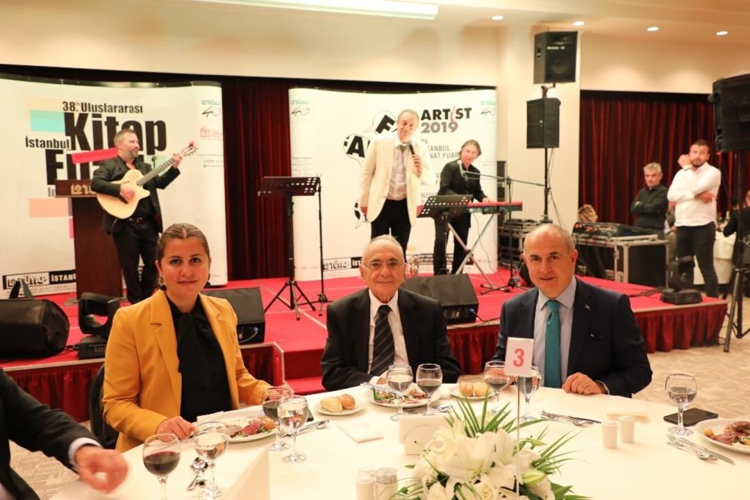 Başkan Akg&uuml;n, T&Uuml;YAP kitap fuarına katıldı