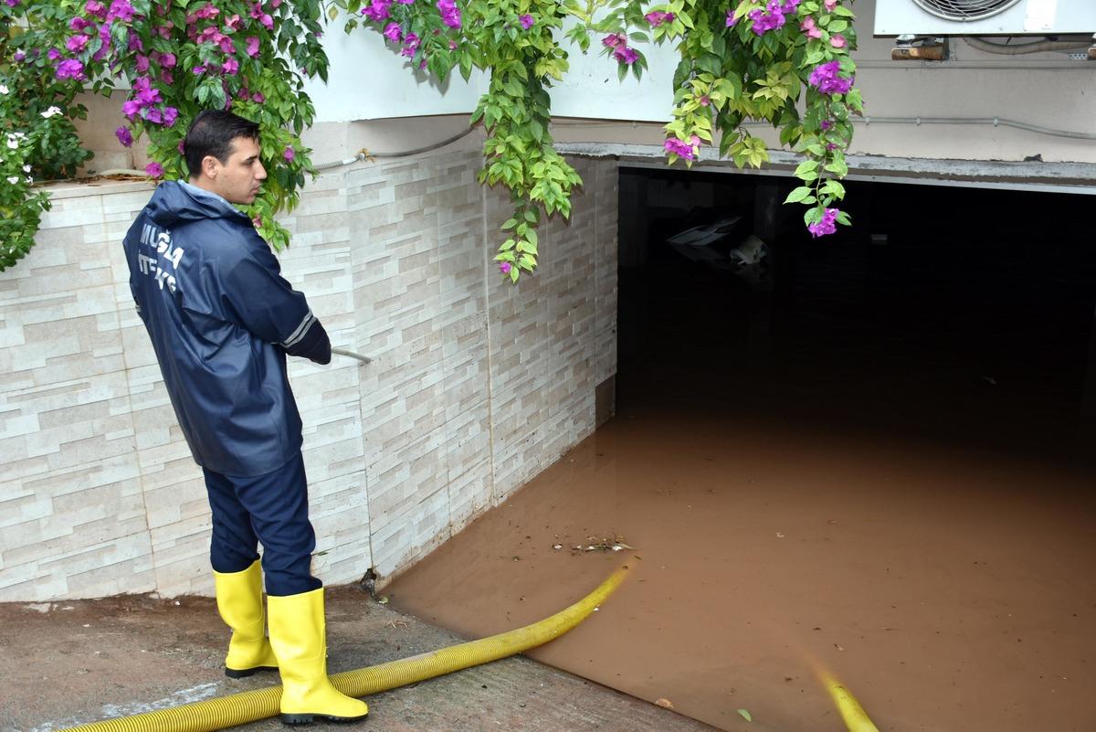 Sağanak Marmaris'te hayatı fel&ccedil; etti (3)
