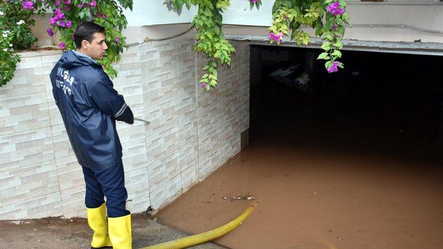 Sağanak Marmaris'te hayatı felç etti (3)