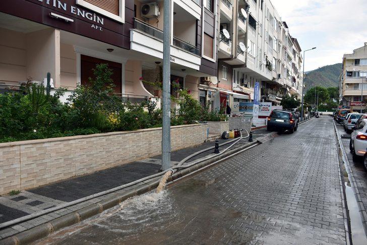 Sağanak Marmaris'te hayatı felç etti (3) G3