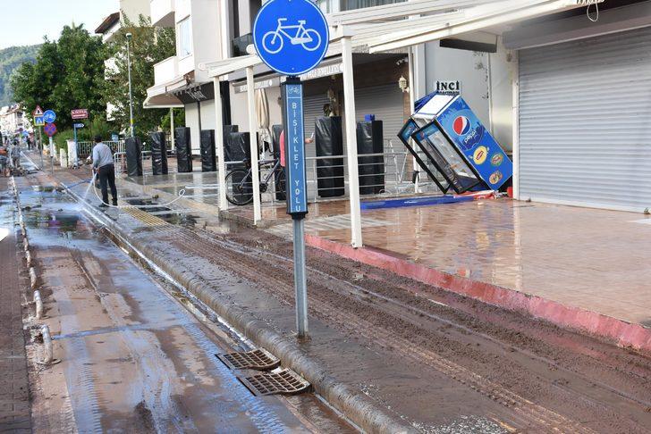 Sağanak Marmaris'te hayatı felç etti (3) G4