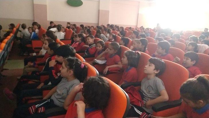 Kolej öğrencileri, kardeş öğrencileri ile birlikte gölge oyunu izledi G1