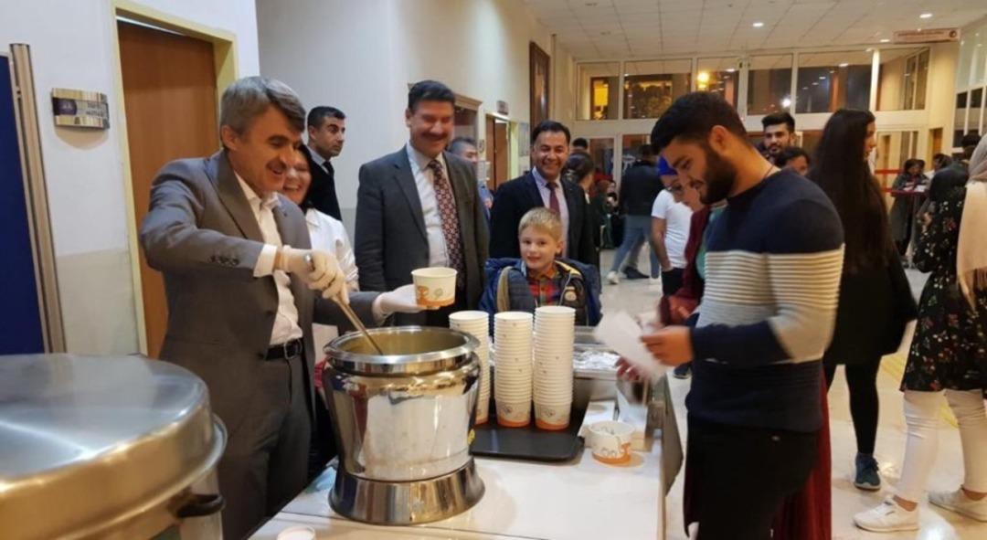 Rekt&ouml;r Uysal, &ouml;ğrencilere &ccedil;orba ikram etti
