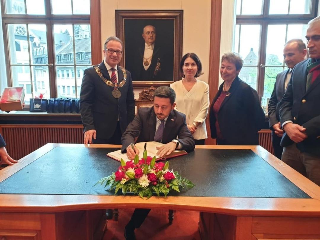 Belediye Başkanı Rasim Arı, Neuss Belediyesi&rsquo;ni ziyaret etti