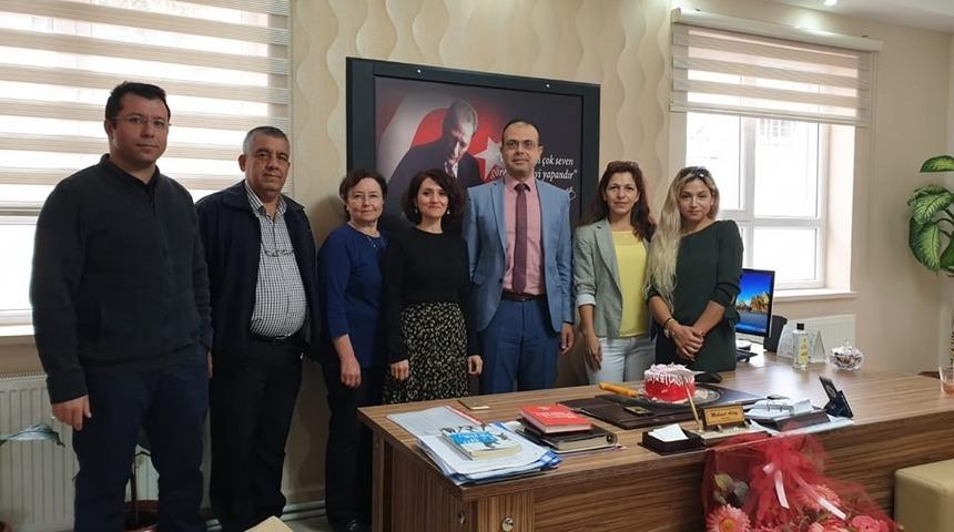 Sultanhisar Halk Eğitim Merkezi M&uuml;d&uuml;r&uuml; Atay&rsquo;a doğum g&uuml;n&uuml; s&uuml;rprizi