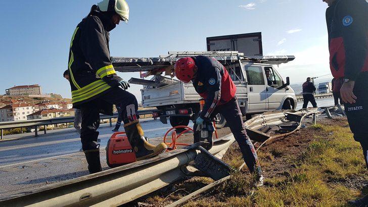 Bariyere çarpan TIR'dan dökülen mazot, zincirleme kazaya yol açtı G4