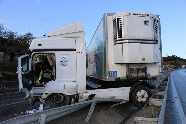 Bariyere çarpan TIR'dan dökülen mazot, zincirleme kazaya yol açtı G5