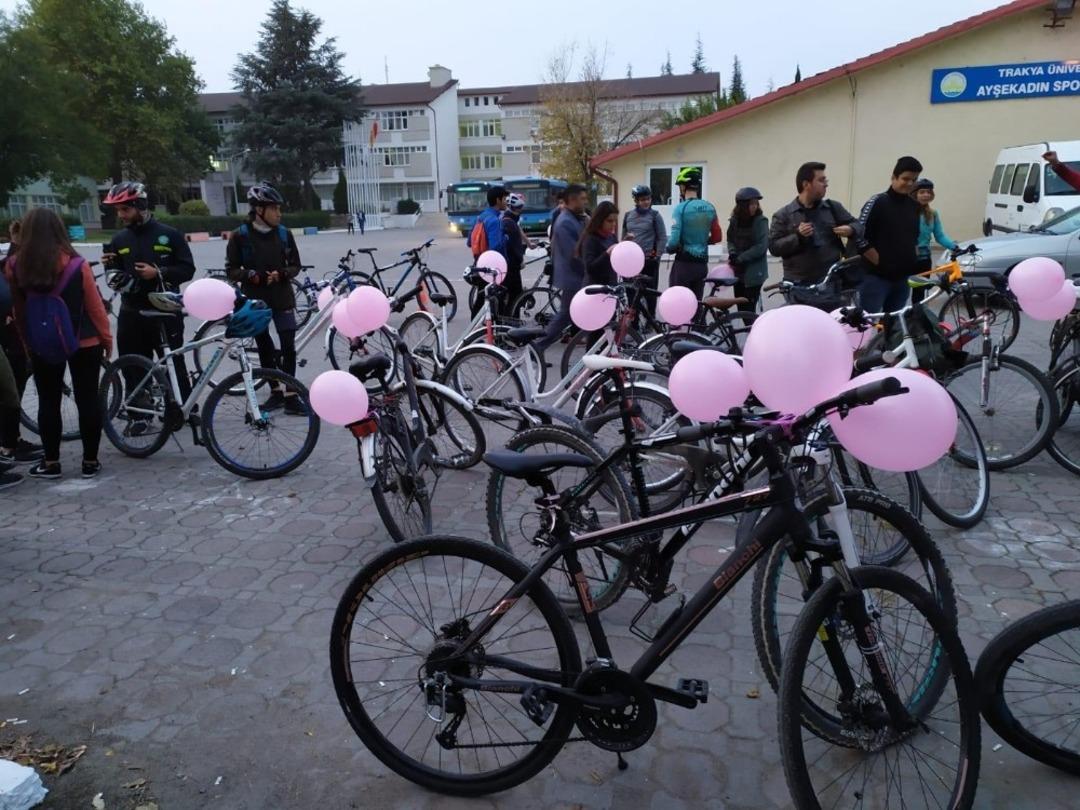 Trakya &Uuml;niversitesi &ouml;ğrencileri, meme kanserine farkındalık i&ccedil;in pedal &ccedil;evirdi