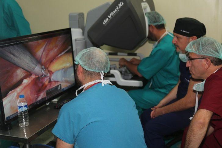 Sağlık raporu almak için gittiği hastanede robotla ameliyat oldu G3